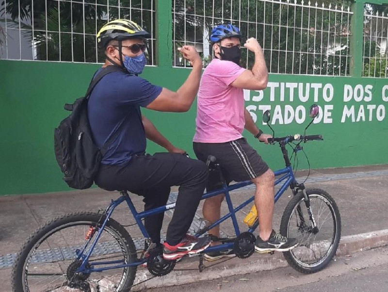 Pessoas com e sem deficiência visual, com idades entre 13 e 70 anos, têm circulado pela cidade em bicicletas duplas e tripla