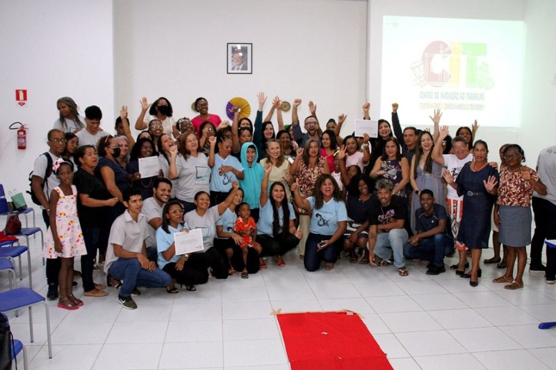 - Quase 100 pessoas recebem certificações de cabelereiro, corte e costura, depilação e informática (Foto: Antônio Martins)