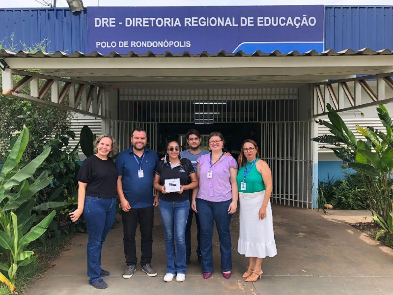 Acadêmica da Unemat recebeu o dispositivo na sede da Diretoria Regional de Educação em Rondonópolis - Foto por: Gabrielly Bombardi Brunelli