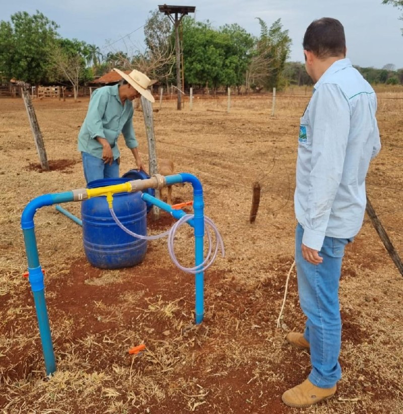 O produtor Hilho Hungria de Carvalho com o engenheiro agrônomo da Empaer, Thiago Afonso de Azevedo durante a técnica da fertirrigação - Foto por: Empaer