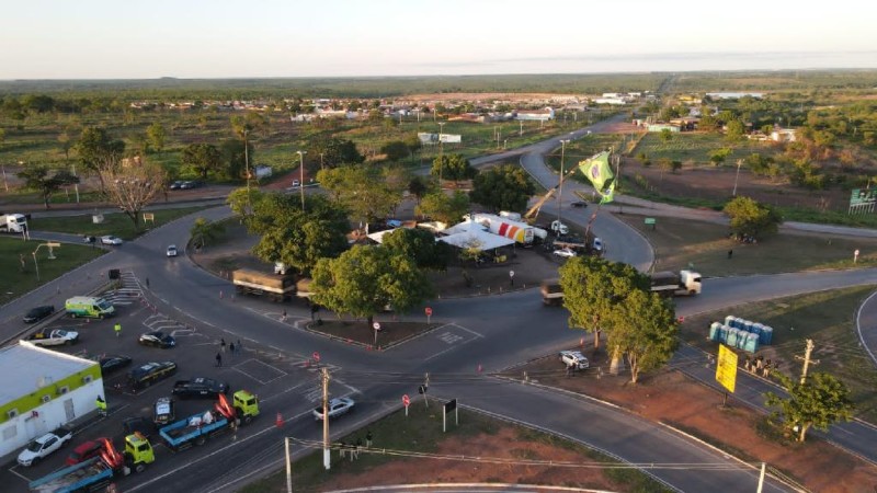 Bloqueio no Trevo do Lagarto, em Várzea Grande, já foi retirado e trânsito está liberado - Foto por: Reprodução