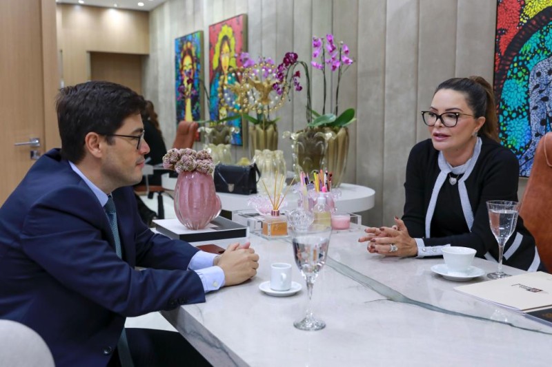 Primeira-dama Virginia Mendes reunida com o promotor Deosdete Cruz Junior. - Foto por: Jana Pessôa