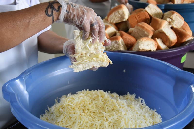 O queijo e a muçarela que chegam ao prato dos estudantes vem diretamente de chácaras e fazendas de 84 produtores rurais familiares do DF e Entorno | Fotos: Mary Leal/Ascom/SEEDF