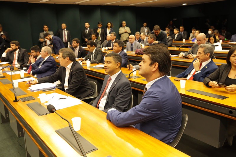 - O governador Carlos Brandão debateu com a bancada federal investimentos para 2013 no Maranhão (Foto: Léo Cunha)