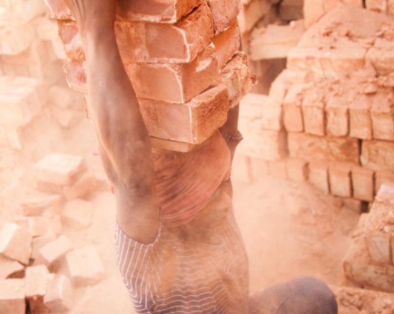 Condições degradantes, cerceamento da liberdade e outras violações dos Direitos Humanos configuram trabalho escravo, que ainda persiste na atualidade - Foto por: Pexels