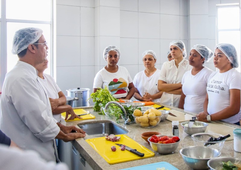 - Alunos e alunas durante aula do Programa Formando e Cozinhando. (Foto: Meiky Braga)