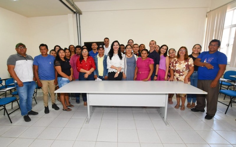 - Secretária Leuzinete Silva e equipe com lideranças indígenas (Foto: Cinaldo Oliveira)