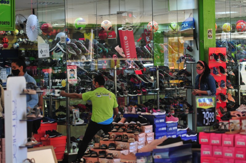 O salário oferecido para repositor de mercadorias é de R$ 1.300,00 mais benefícios; são 70 vagas | Foto: Joel Rodrigues/ Agência Brasília