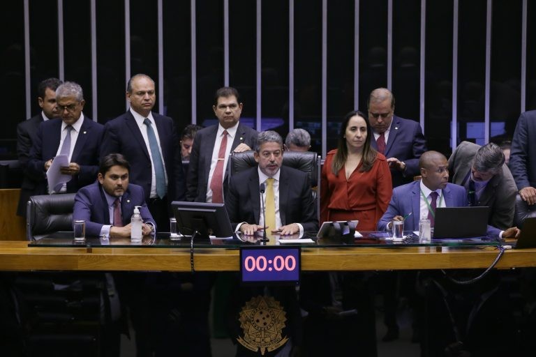 Arthur Lira (C) em sessão do Plenário - (Foto: J. Batista/Câmara dos Deputados)