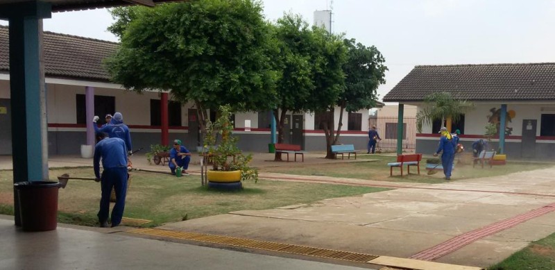 Reeducandos fazem limpeza de escola - Foto por: Sesp-MT