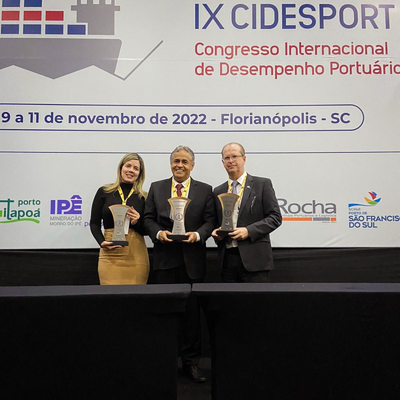 - (Ao centro) O diretor de Planejamento da EMAP, Marcelo Coelho, com o troféu de 1º lugar, ao lado dos representantes dos portos de Suape, Rafaella Viana, e de São Francisco do Sul, Wladimir Arthur Fey. (Foto: Divulgação)