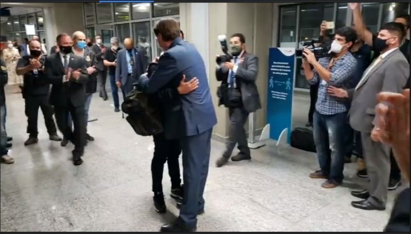 Bolsonaro recebeu Robson Oliveira no aeroporto do Galeão, no Rio de Janeiro - (Foto: Reprodução/Twitter)