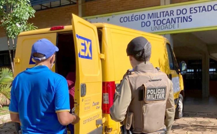 Policiais escoltam os profissionais dos Correios durante a distribuição de provas - Foto: Lucas Estevão/Governo do Tocantins
