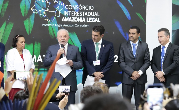 Governador do Tocantins, Wanderlei Barbosa, juntamente com os demais governadores que formam o Consórcio Interestadual de Desenvolvimento da Amazônia Legal, entregaram ao presidente eleito Luiz Inácio Lula da Silva a carta de compromisso comum de transiçã