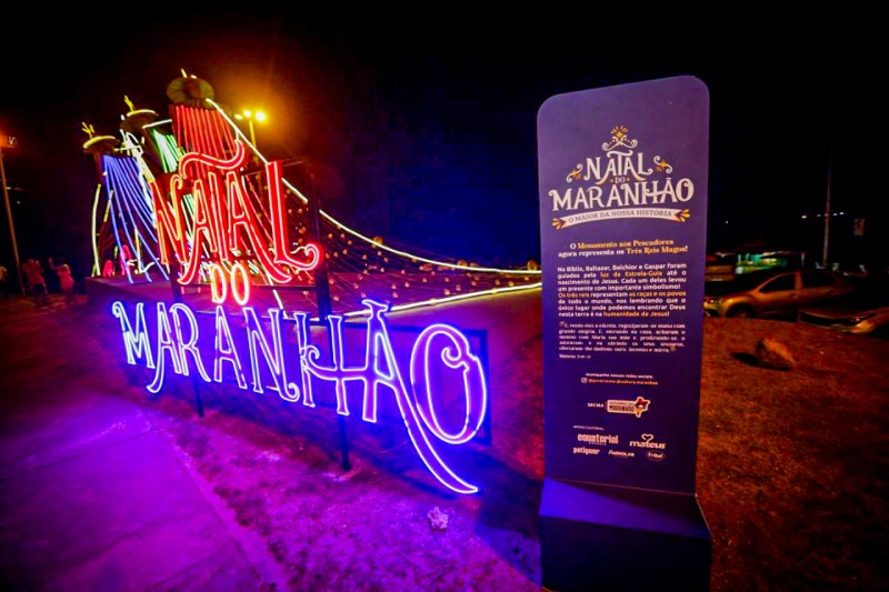 - Praça do Pescador: cartão-postal agora vira decoração de natal. (Foto: Brunno Carvalho)