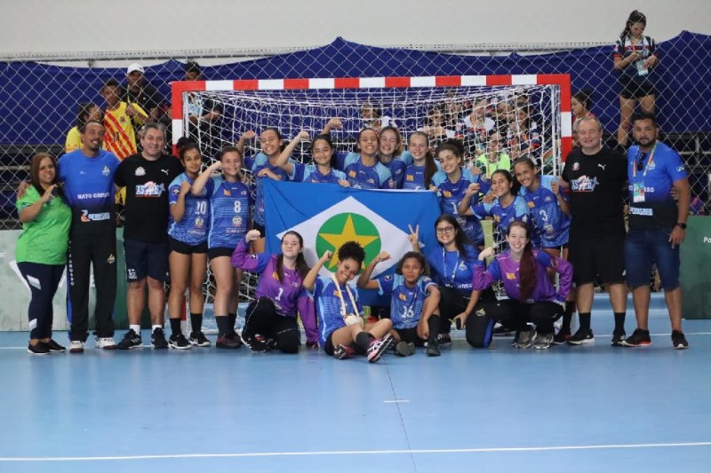 Equipe da E.E. 13 de maio, de Sorriso: campeã brasileira de handebol feminino - Foto por: Divulgação