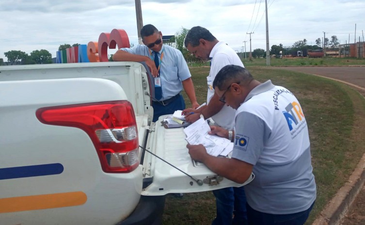 Multa sendo aplicada por defeito em equipamento obrigatório e descumprimento do esquema operacional na região do município de Almas - Foto: Divulgação