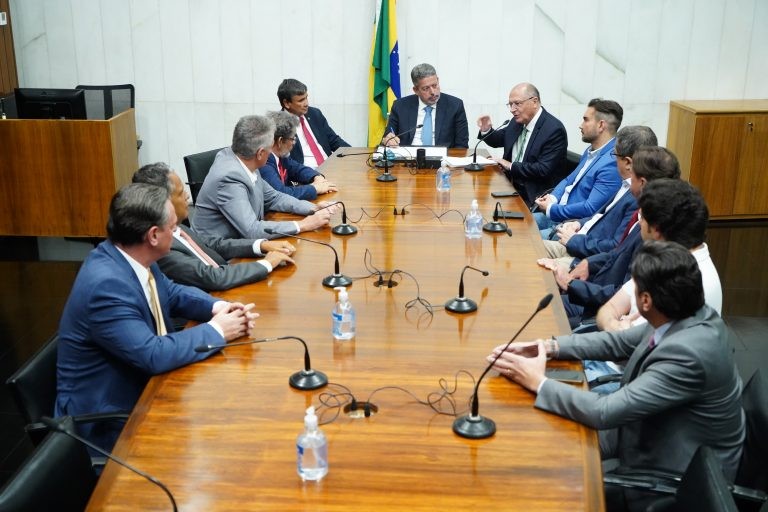 Geraldo Ackmin entrega PEC da transição ao presidente da Câmara, Arthur Lira (C) - (Foto: Pablo Valadares/Câmara dos Deputados)