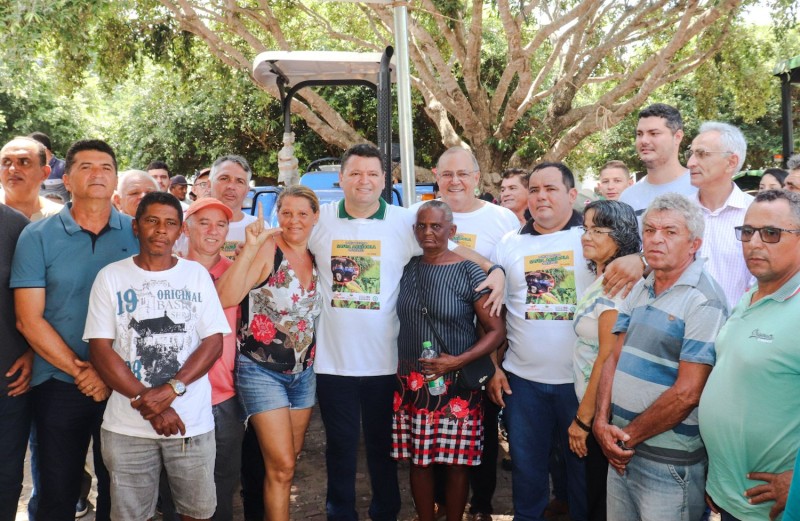 - Secretário José Antônio Heluy, prefeito Enoque Mota e agricultores em Pastos Bons. (Foto: Ângelo Moreira)