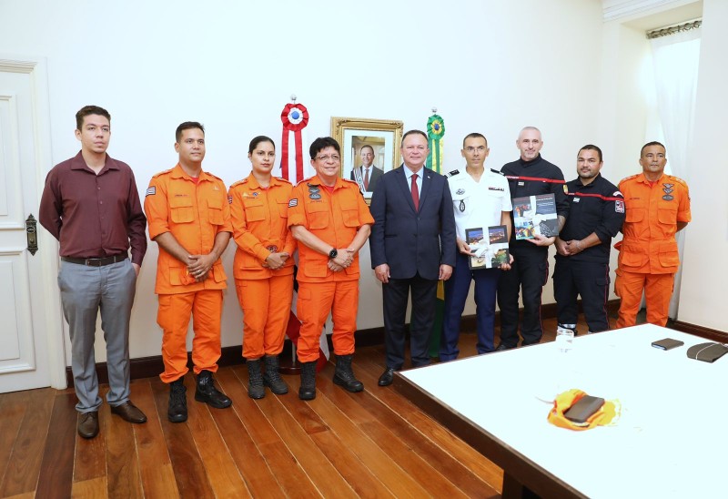 - Governador Carlos Brandão e bombeiros maranhenses em reunião com bombeiros franceses, especialistas em estratégia de combate a incêndios florestais (Foto: Júnior Focinha)