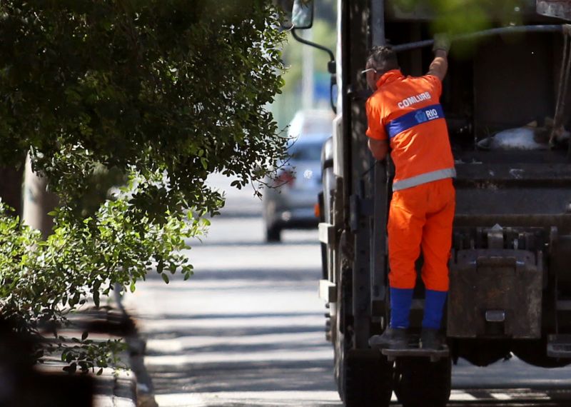 Contato com resíduos urbanos e material biológico oferece risco de doenças bacterianas e virais - (Foto: Fábio Motta/Estadão Conteúdo)