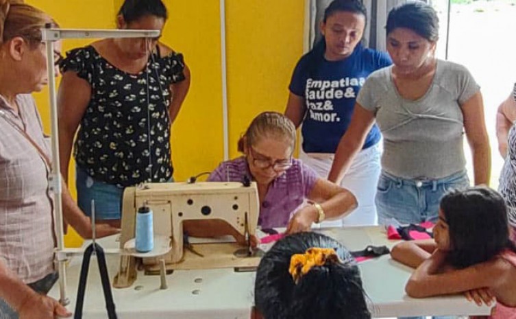 Em Araguacema, as capacitações são nas áreas de artesanato e beleza com os cursos de Arte em Retalhos e Designer de Sobrancelhas - Foto: Setas/Governo do Tocantins