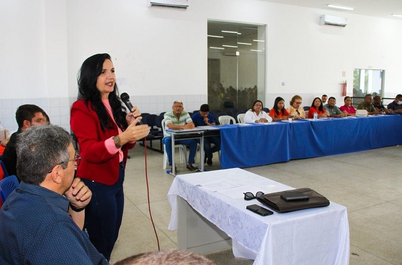 - Secretária Leuzinete Pereira da Silva discursa, durante reunião técnica com gestores regionais e diretores de educação, no IEMA Centro. (Foto: Antônio Martins)