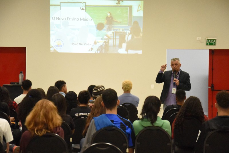 O professor Nei Vieira em bate-papo com alunos do ensino médio:  “Hoje já estamos adiantando o que espera vocês no próximo ano” | Foto: Mary Leal/SEE