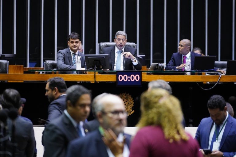 Arthur Lira (C) comanda sessão do Plenário - (Foto: Pablo Valadares/Câmara do Deputados)