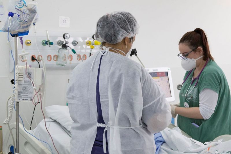 Profissionais da saúde atendem pacientes com covid na UTI do Hospital de Campanha do bairro Imirim, em São Paulo - (Foto: Mister Shadow/Estadão Conteúdo - 06.05.2021)