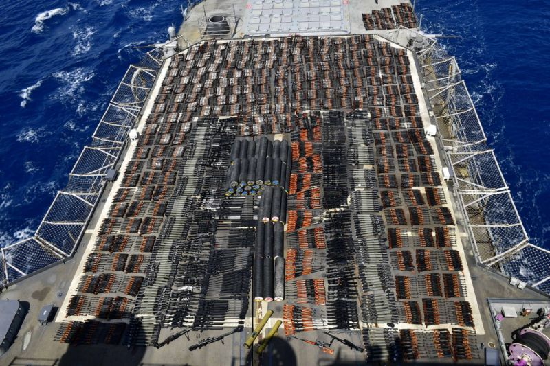 EUA apreende milhares de armas ilegais no Mar da Arábia - (Foto: Navy Forces Central Command/U.S. Navy/Handout via REUTERS - 9.5.2021)