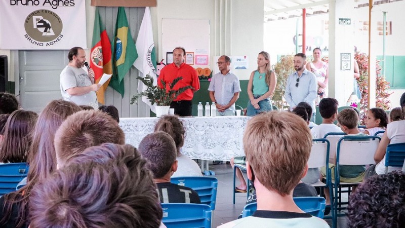 Ato de assinatura na escola Bruno Agnes, de Santa Cruz do Sul, cujas obras terão mais de R$ 220 mil -Foto: Tanara Oliveira / SOP