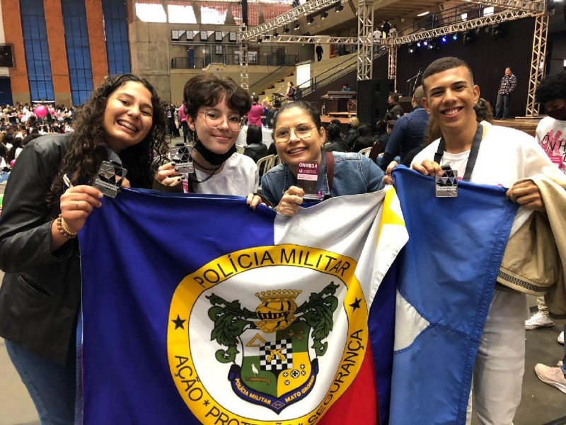 Professora Joice e os três alunos premiados, após a competição nacional onde a equipe ficou na 2º posição - Foto por: Reprodução