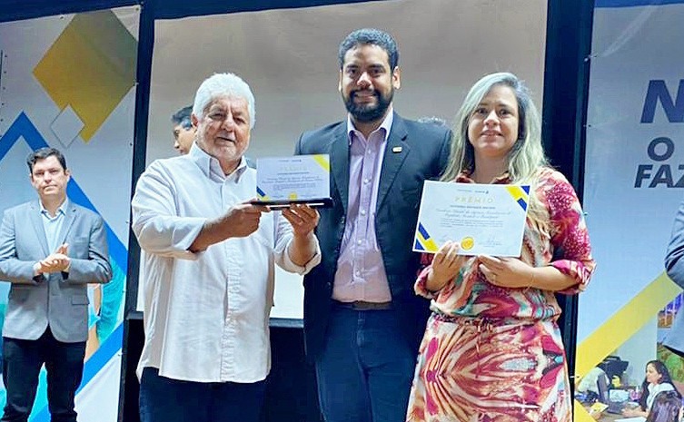 Presidente da ATR, Stalin Bucar, juntamente com a ouvidora Tatiana Maria, recebendo o prêmio - Foto: Thalyta Oliveira/Governo do Tocantins