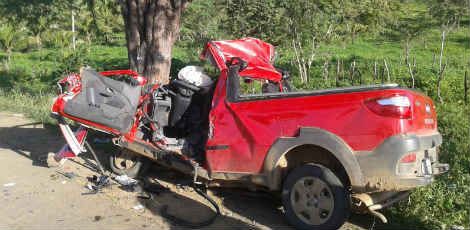 Veículo do primeiro acidente, um Fiat Strada, ficou completamente destruído. Foto: TV Jornal Caruaru
