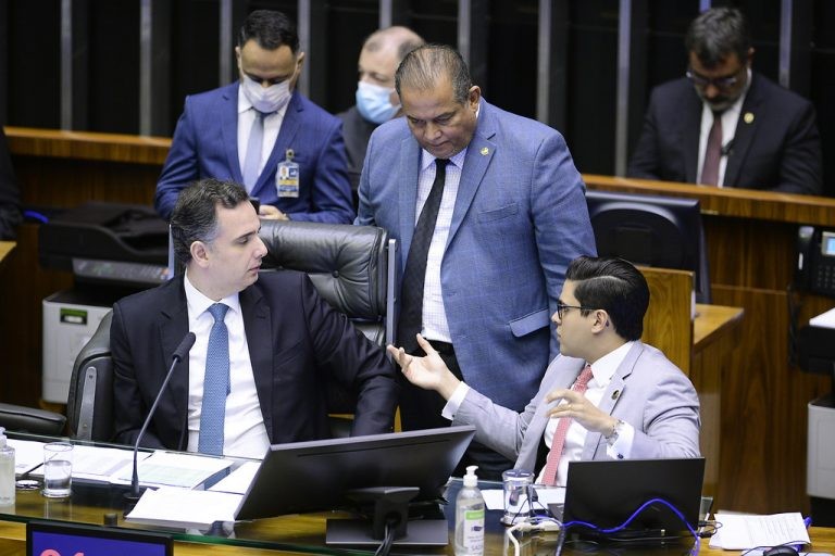 Senador Rodrigo Pacheco (E) preside a sessão conjunta do Congresso Nacional - (Foto: Pedro França/Agência Senado)