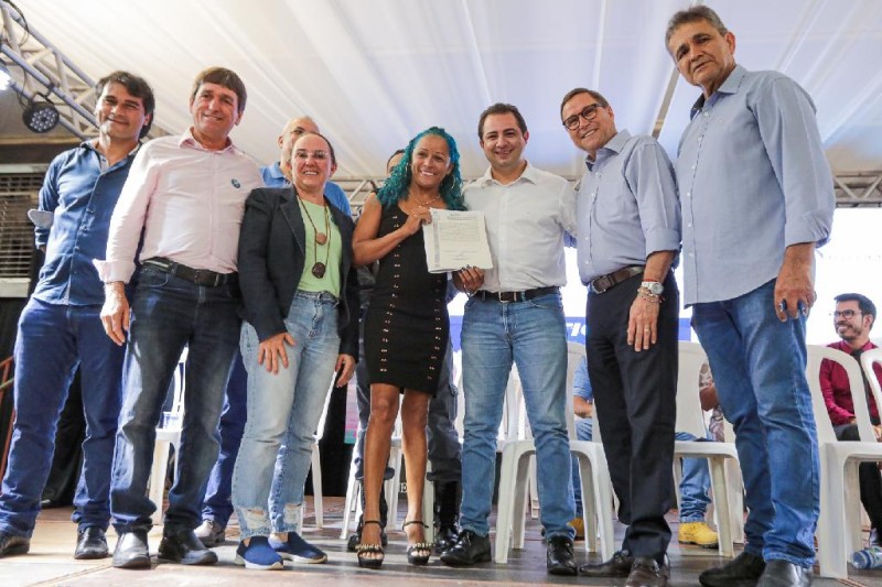 Entrega de títulos definitivos de imóveis - Foto por: Michel Alvin