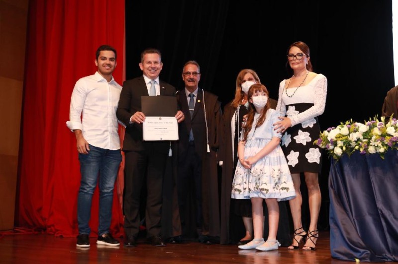 O governador Mauro Mendes junto com a família no evento de diplomação
