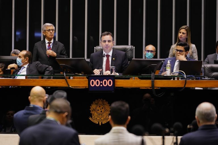 O presidente do Senado, Rodrigo Pacheco, preside a sessão do Congresso - (Foto: Pablo Valadares/Câmara dos Deputados)