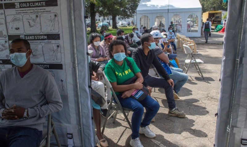Mais de 35 milhões de pessoas já receberam a primeira dose da vacina contra a covid no país - (Foto: ALEXANDER JOE/ASSOCIATED PRESS/ESTADÃO CONTEÚDO)