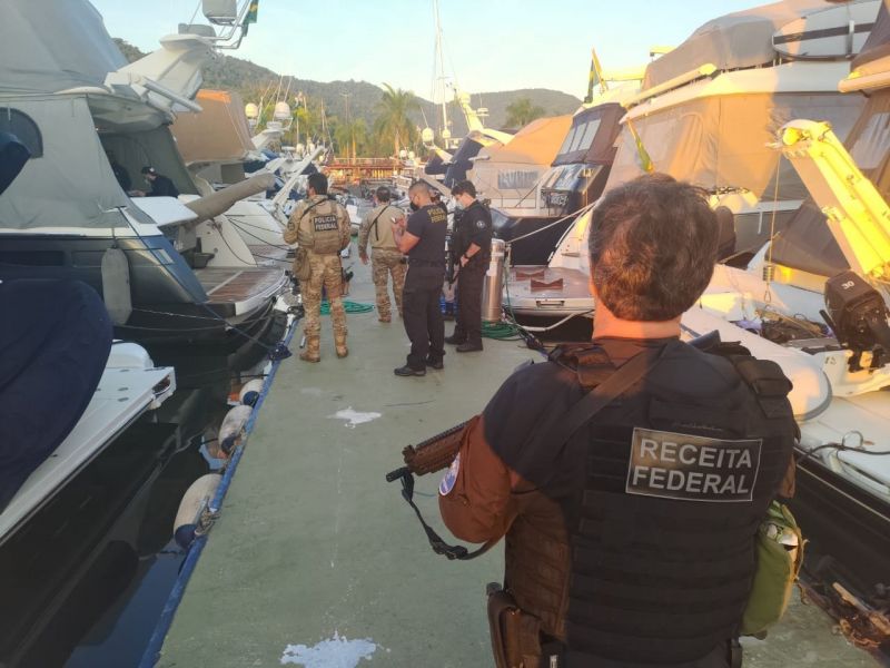 Agentes cumprem mandados de prisão e apreensão nesta manhã - (Foto: Divulgação/Receita Federal)