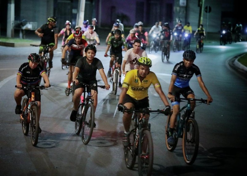 Escoltado pelo Grupamento Raio da Polícia Militar, Batalhão da PM de Trânsito e uma equipe de apoio para iniciantes, o grupo de ciclistas percorreu média de 25 km no trajeto de ida e volta - Foto por: Michel Alvim