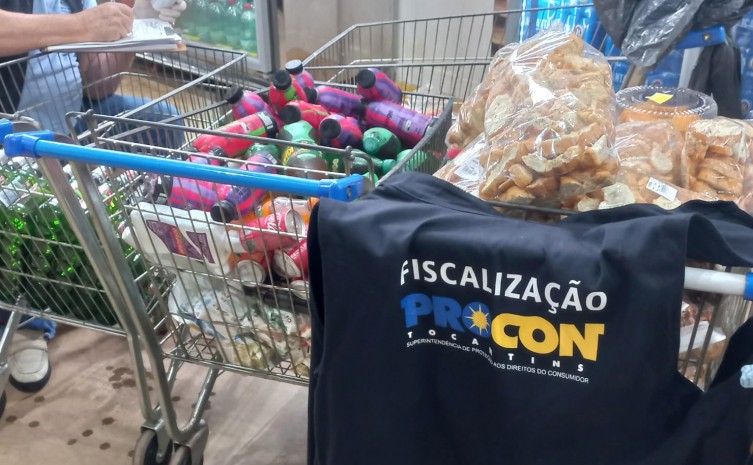 Foram apreendidos refrigerantes, energéticos, cervejas, temperos, fermento, sabonete, leite em pó, pão de hambúrguer, pão de alho, linguiça, picanha suína, entre outros - Foto: Procon/Governo do Tocantins