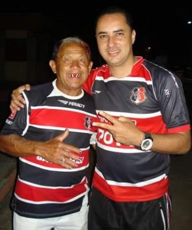 Na foto, Jairo Mariano, conhecido popularmente como bacalhau ao lado de Luizinho Roldão