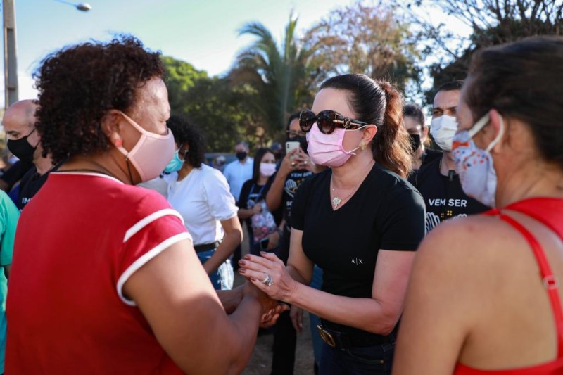 Primeira-dama Virginia Mendes em visita a comunidade do Rio da Casca, Chapada dos Guimarães - Foto por: Jana Pessôa/Unaf
