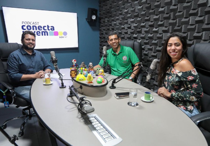 Podcast “Conecta Jovem” é apresentado por Léo Oliveira e Katharina Yamashita.