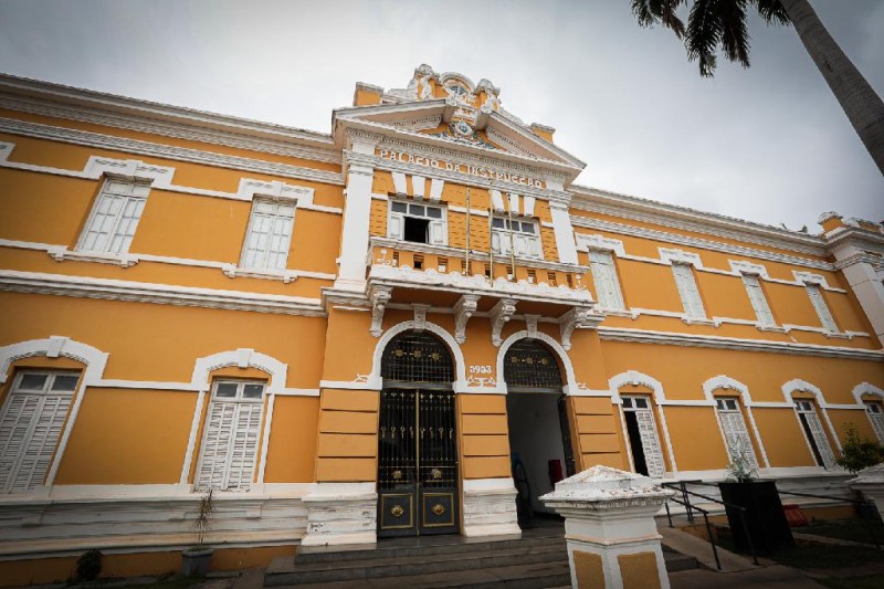 Biblioteca Pública Estadual Estevão de Mendonça possui importância literária e social em MT.
