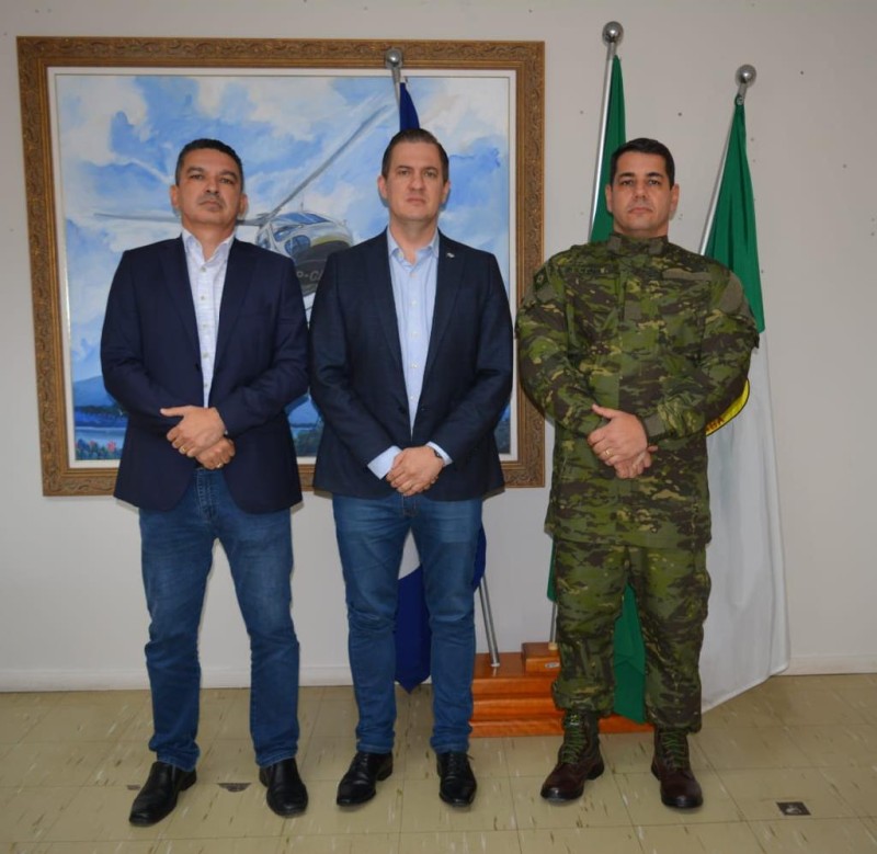 Tenente-coronel Bugalho ao lado do secretário Roveri e o secretário-adjunto Coronel Fernando - Foto por: Willian Silva/Sesp-MT