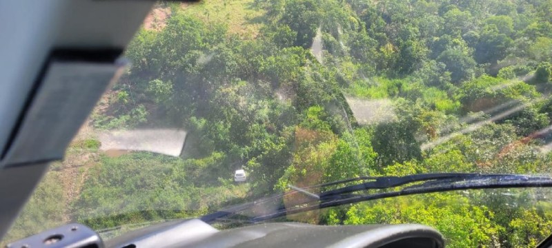 Veículo furtado localizado em mata, em Várzea Grande - Foto por: Ciopaer