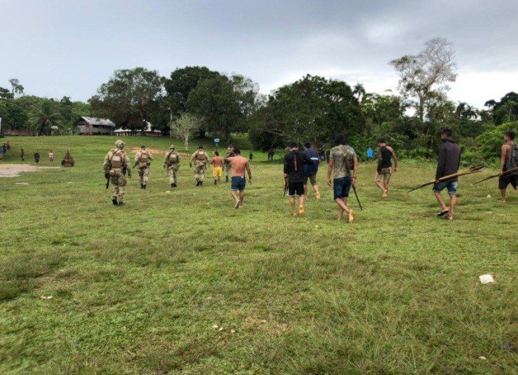 Quando os policiais federais estavam prestes a deixar terra indígena, foram alvo de disparos feitos por garimpeiros em uma embarcação - (Foto: Divulgação / PF)